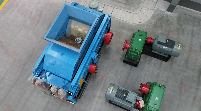 海南1010對輥制砂機鐵礦石破碎現場